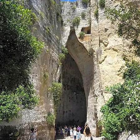 Epipoli לינה וארוחת בוקר 3*